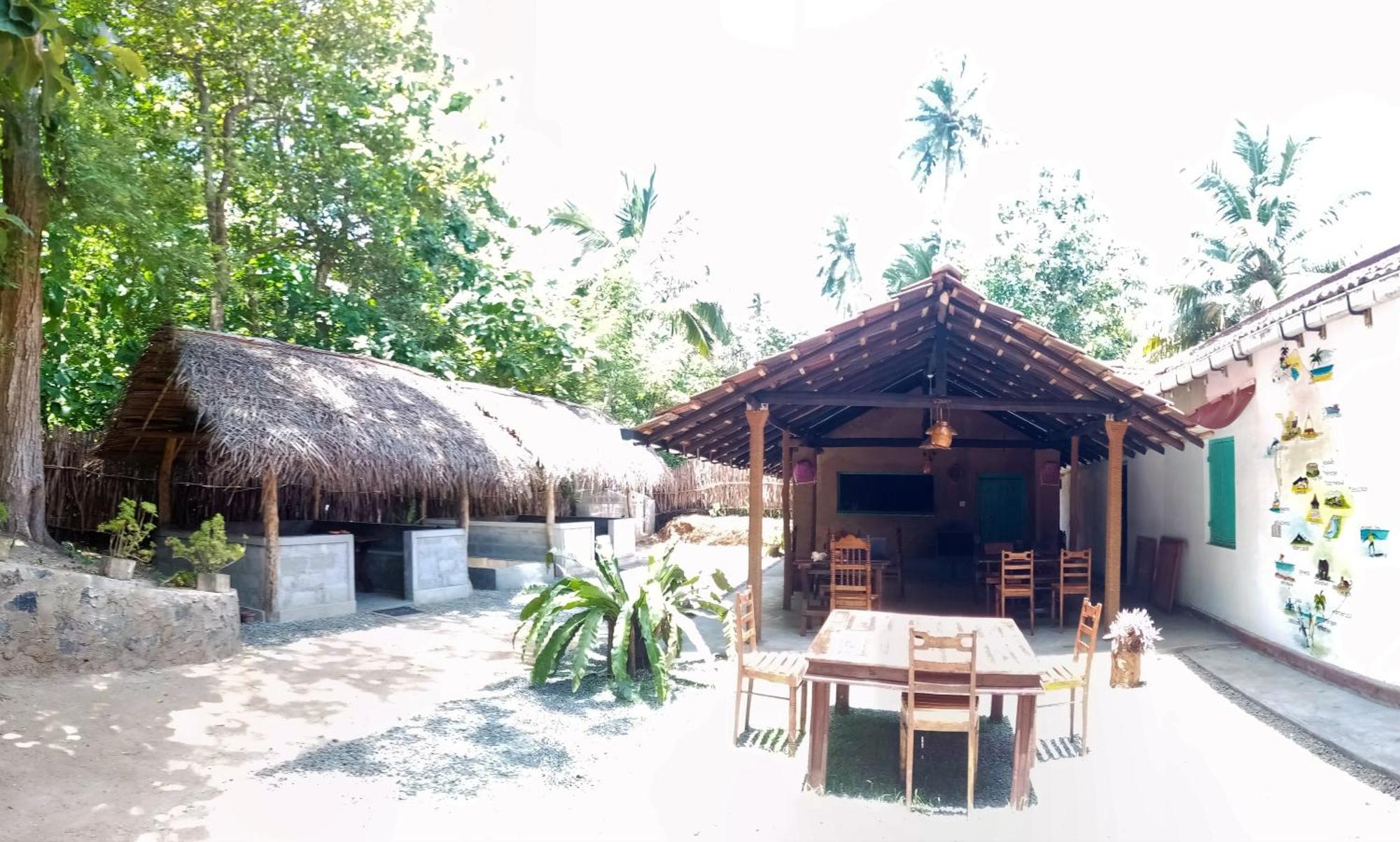 Lazy Monkey Surfhostel - Sri Lanka ديكويلاّ تين المظهر الخارجي الصورة
